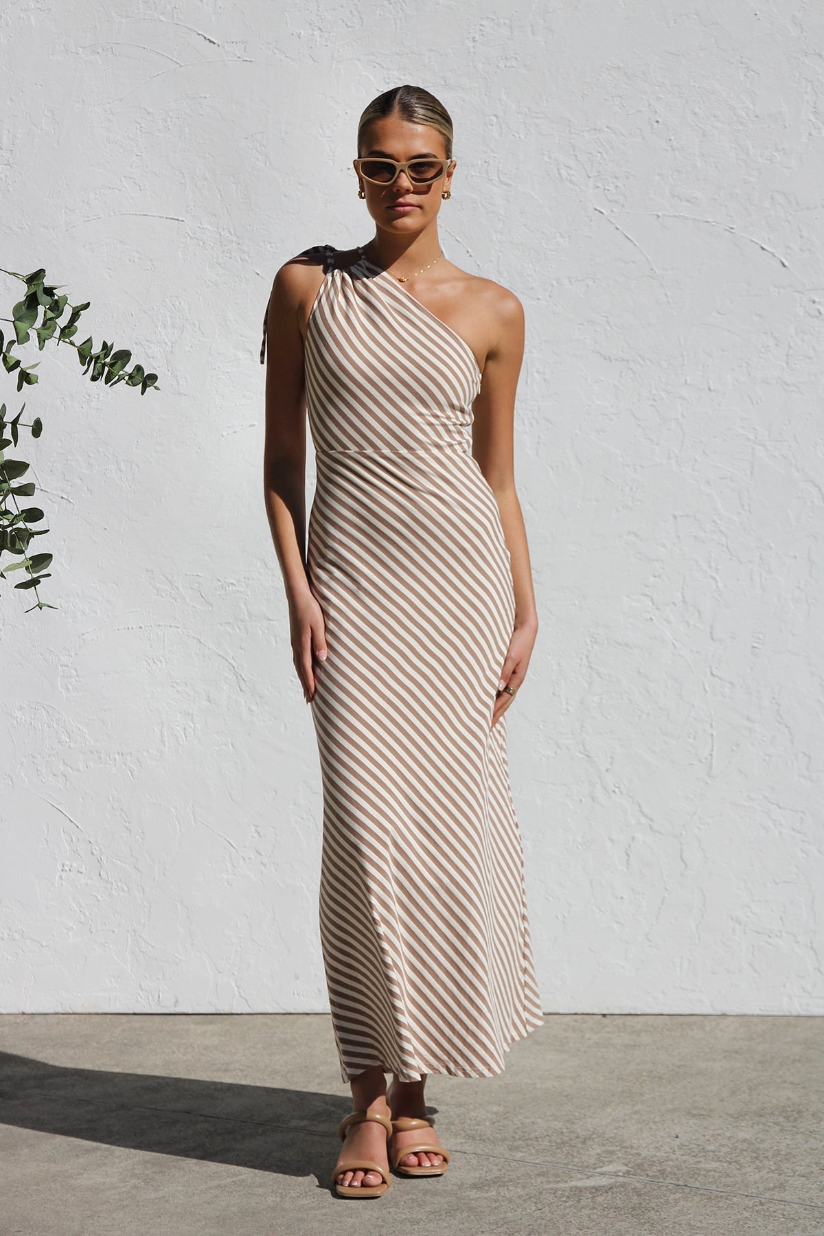Amber | Elegant One-Shoulder Maxikjole med Striber